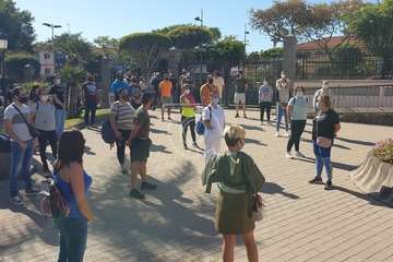 Protesta de los trabajadores del Paco Artiles y encuentro al aire libre con el alcalde en Arnao/TA.